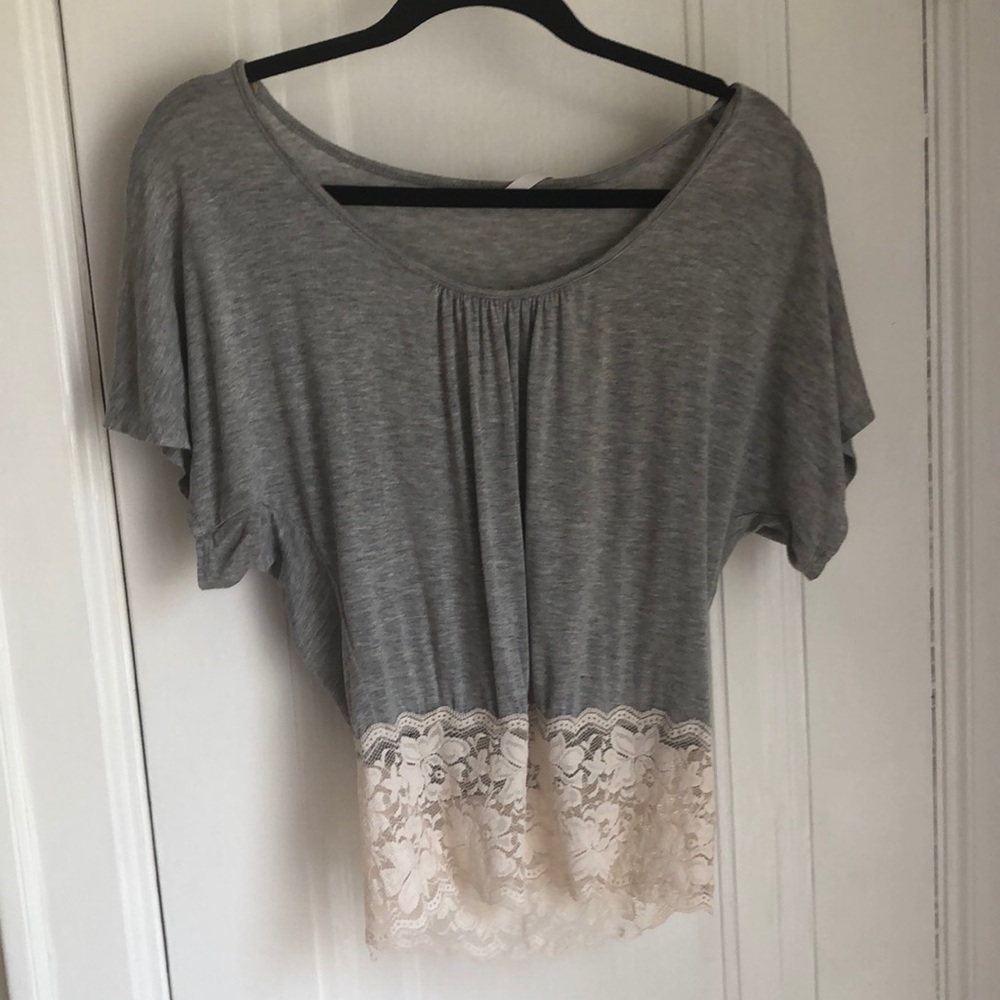 Grey t-shirt with lace bottom trim